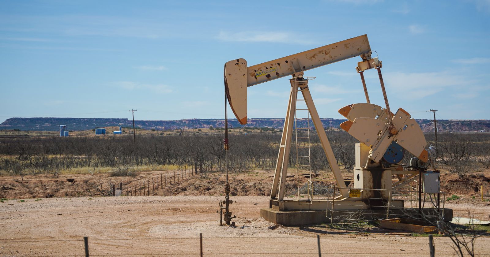 Bomba de extracción de petróleo tipo balancín en un campo petrolero