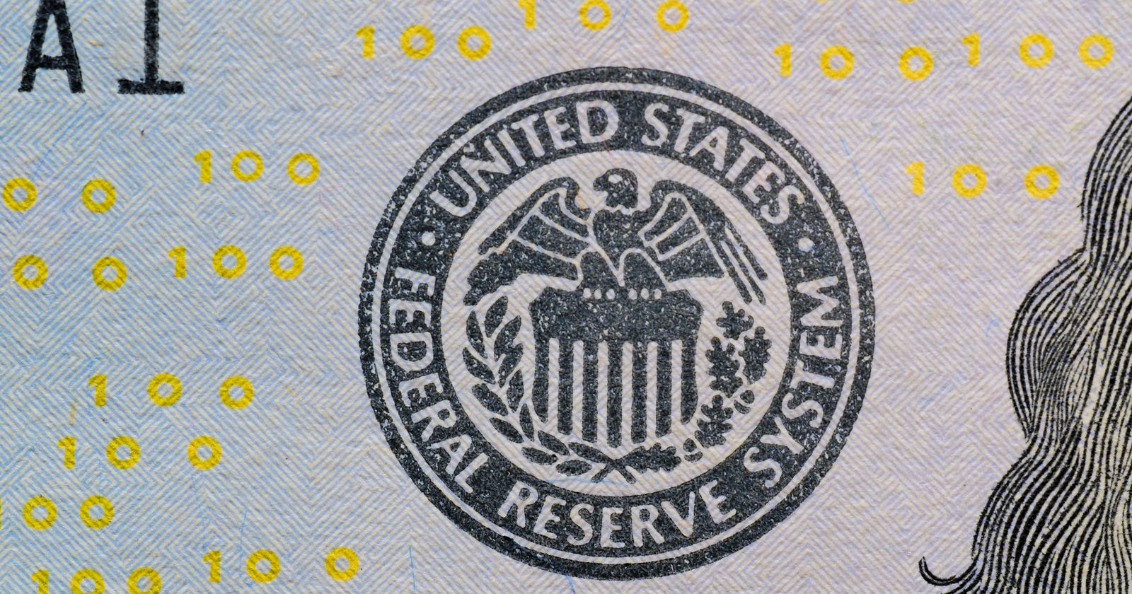 Primer plano del sello del Sistema de la Reserva Federal de Estados Unidos impreso en un billete de cien dólares